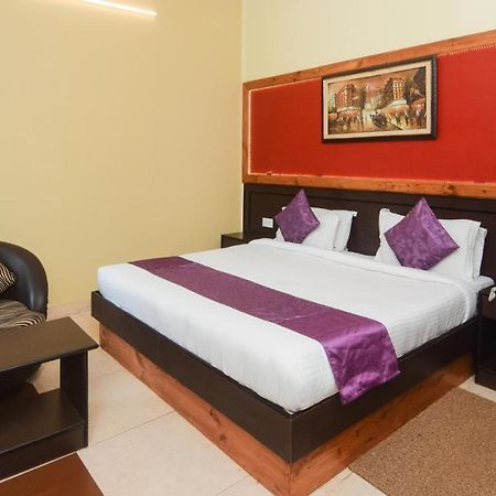 Hotel Varuna Varanasi Exterior photo