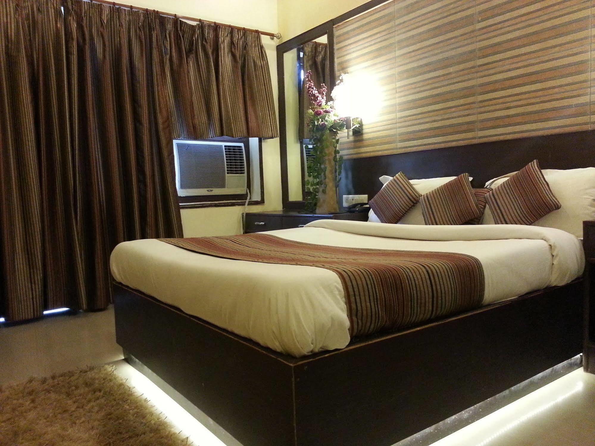 Hotel Varuna Varanasi Exterior photo